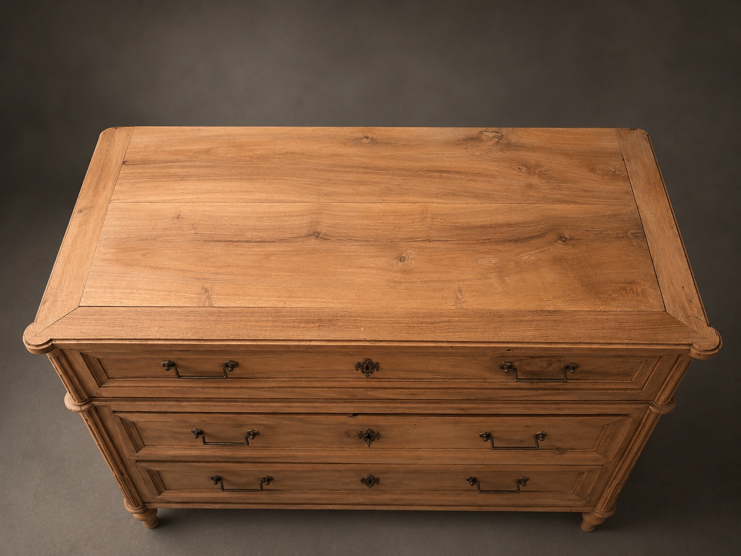 La même commode vue de dessus : plateau et veinage du bois